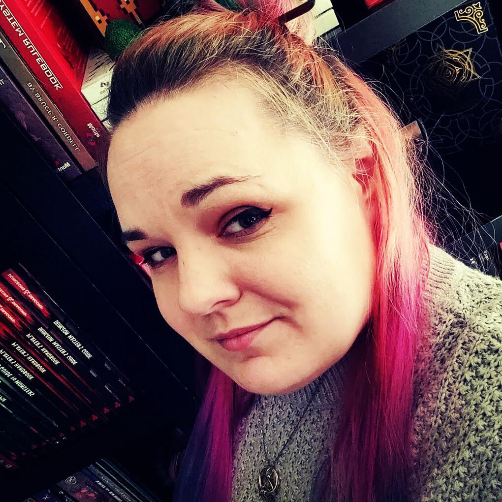 A portrait of artist and content creator Sabelladona.